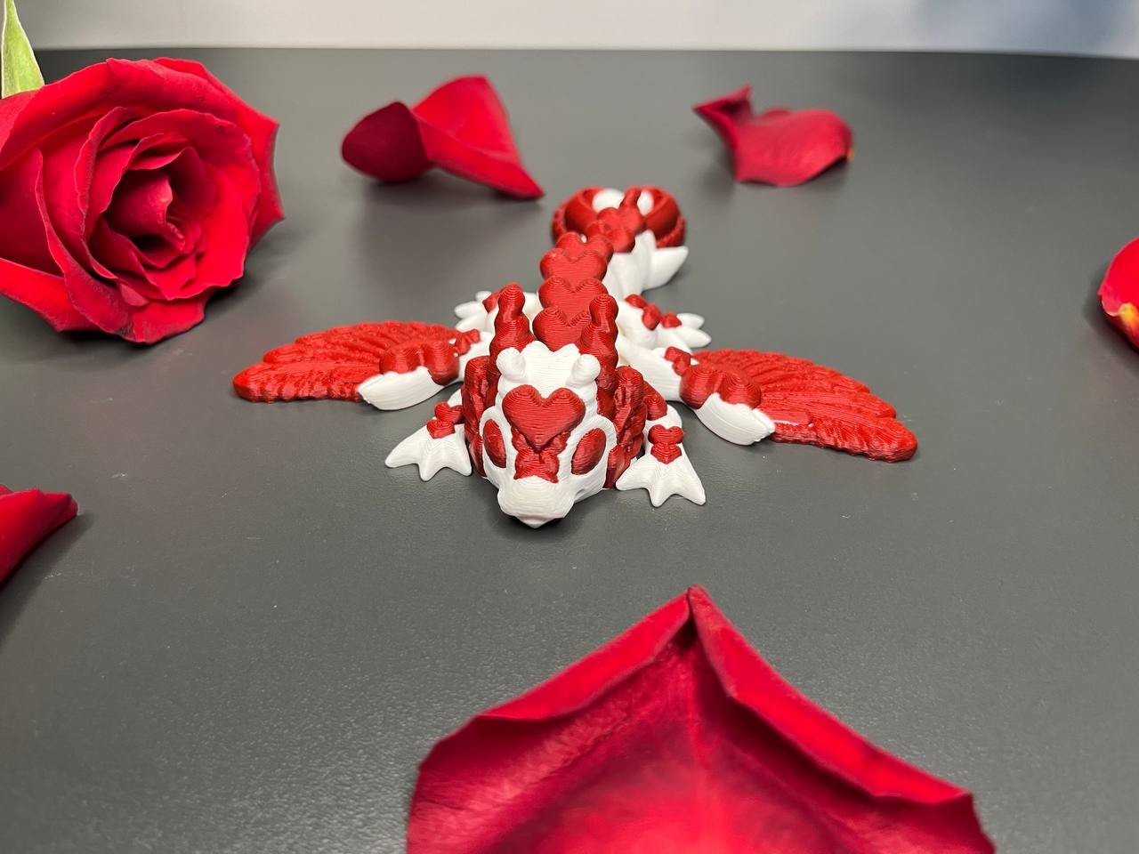 Mały smok sercowy (biało-czerwony S, 13,5cm) - obrazek 2