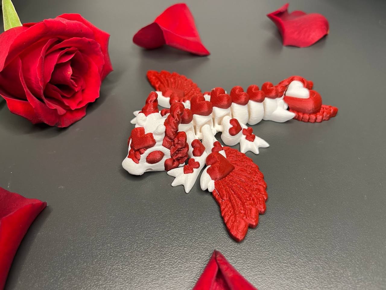 Mały smok sercowy (biało-czerwony S, 13,5cm) - obrazek 3