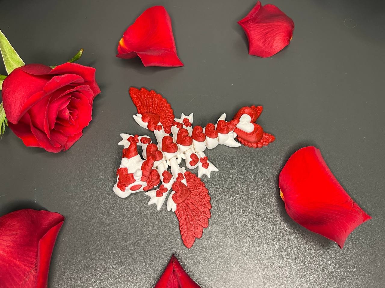 Mały smok sercowy (biało-czerwony S, 13,5cm) - obrazek 4